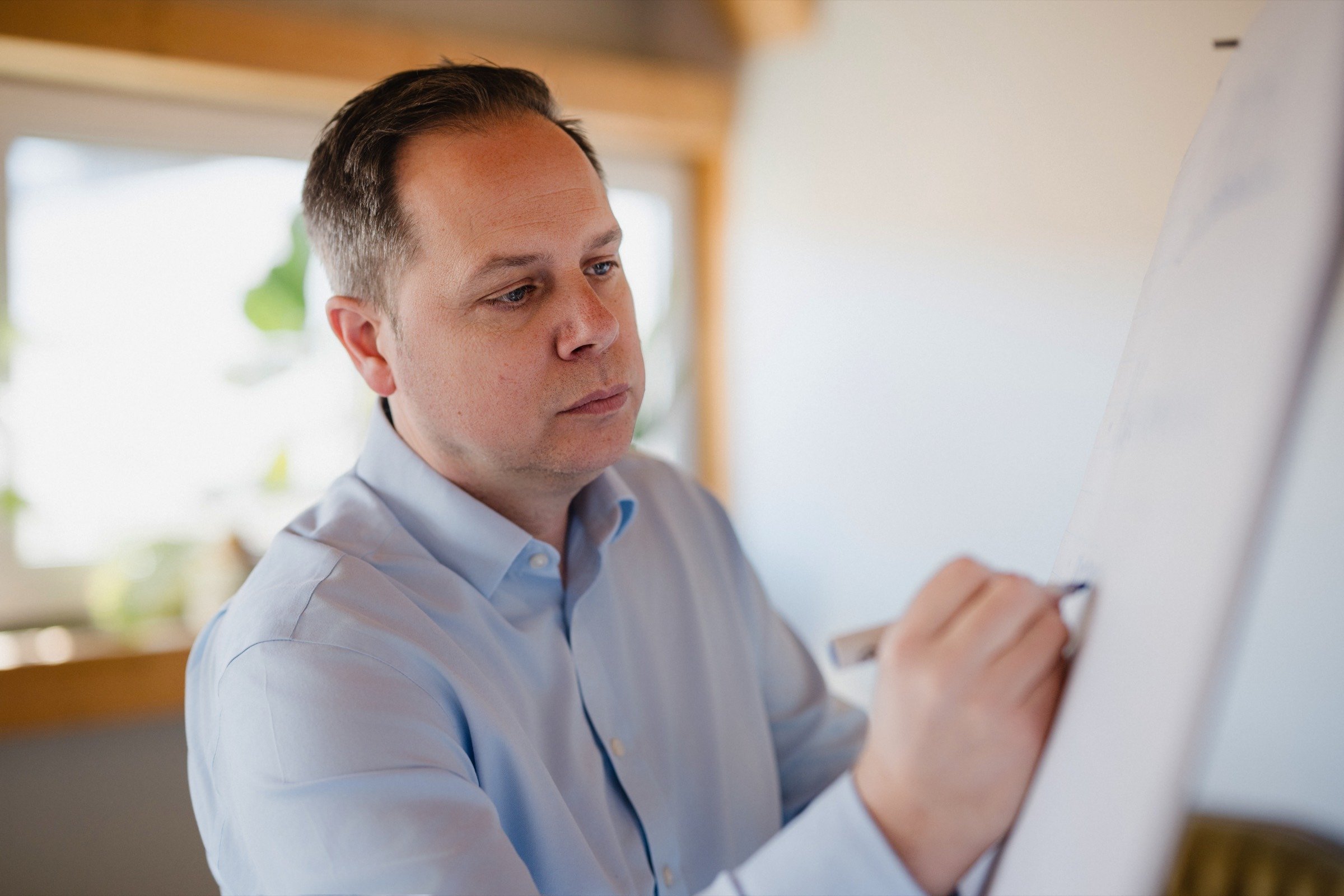 Frank Steidl erklärt Zusammenhänge am Flipchart
